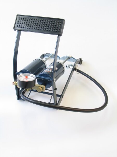 Voetpomp met manometer 2 cilinder 5 bar max